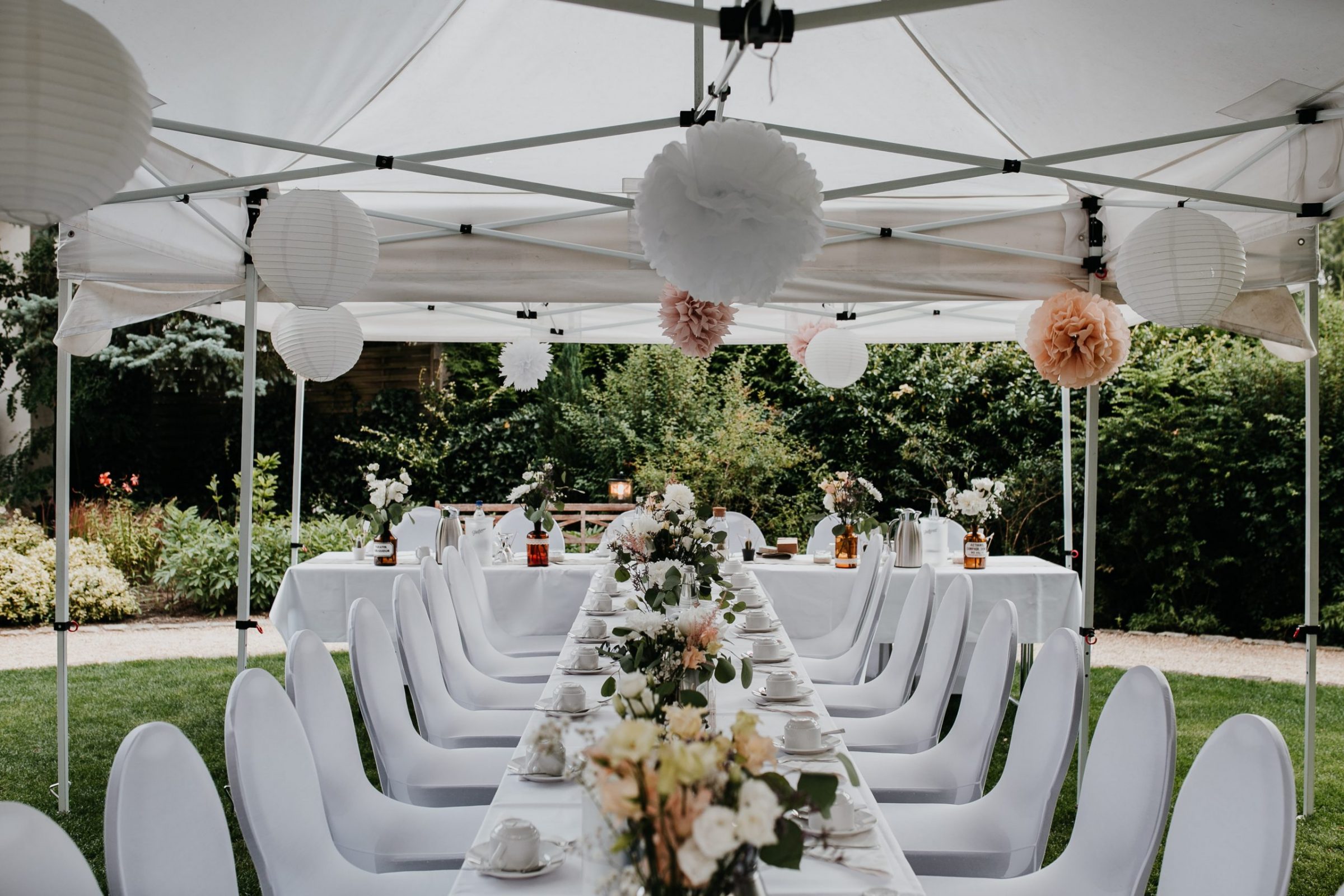 wedding guests, laughter, laughing, table decor, garden wedding, garden tent, hochzeitsgäste, zelt, table decor, table decoration
