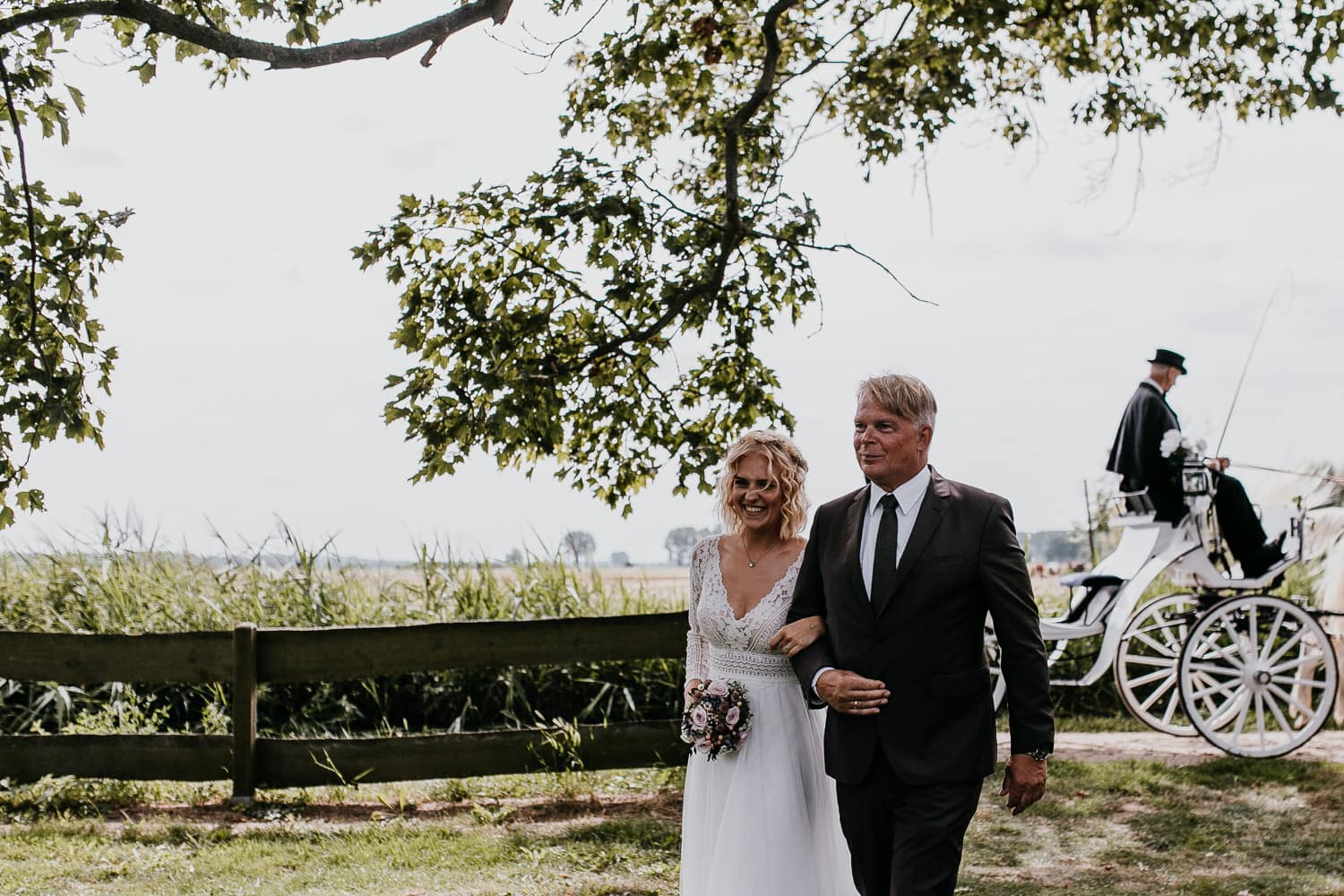 father and daughter, vater und tochter, walking down the aisle, vintage wedding