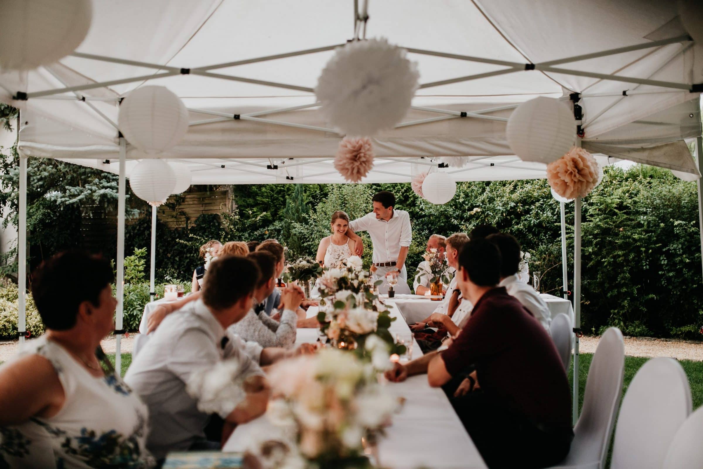 wedding guests, laughter, laughing, table decor, garden wedding, garden tent, hochzeitsgäste, zelt